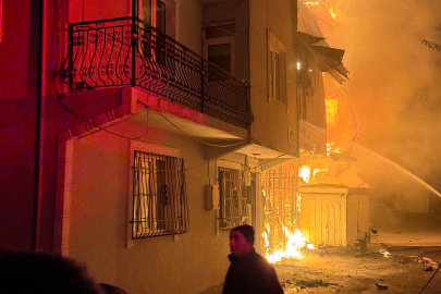 Şehit polisin babasının evi alevlere teslim oldu