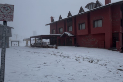 Uludağ’da kar kalınlığı 10 santimi buldu, kapalı oteller harekete geçti