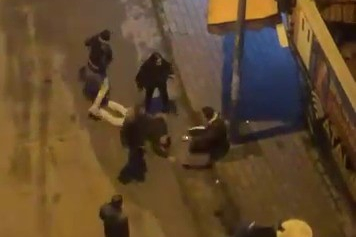 Laf attığı kişiler tarafından böyle darp edildi… Dövmekle yetinmediler, yerde tekmelediler