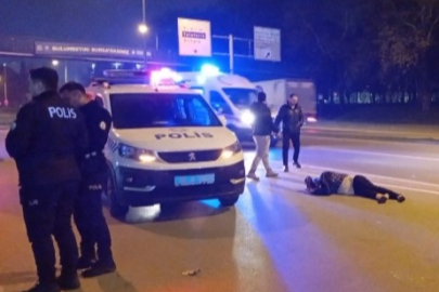 Yolun karşısına geçmeye çalışan yayaya otomobil çarptı