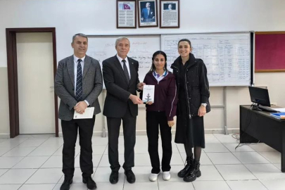 Şiir yarışmasında dereceye giren öğrenciye kitap hediye etti