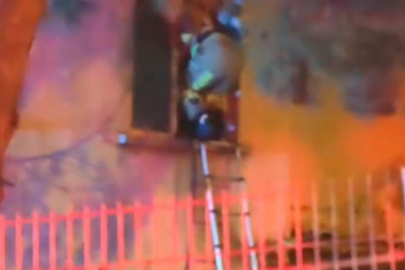 Bursa'da korkutan yangın: İtfaiye ekipleri camı kırıp içeri girdi