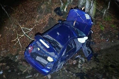 Uçurumdan yuvarlanan otomobilden 3 kişi sağ çıktı