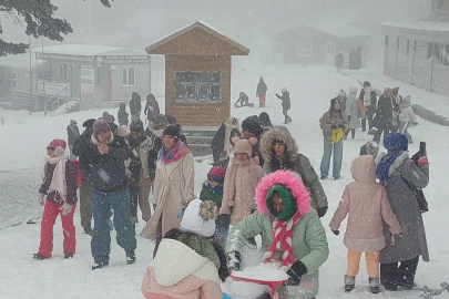 Uludağ'a yoğun kar yağdı, pistler doldu taştı