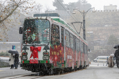 Bursa'da yeni yıl coşkusu nostaljik tramvayla yaşanıyor