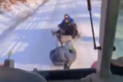 Bursa'da çocuklar traktöre bağlanan lastiklerle karın keyfini çıkardı