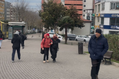 Bursa'da fırtına uçurdu...Yolda yürümekte güçlük çektiler