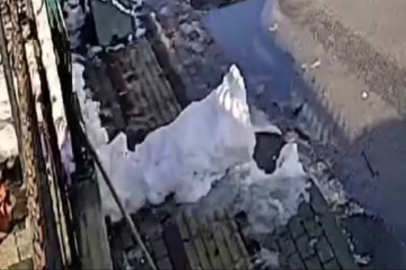 Güneşi gören kardan adam eriyip kaldırımda devrildi