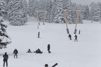 Uludağ'da kar kalınlığı 76 santimetreye ulaştı, pistler doldu taştı