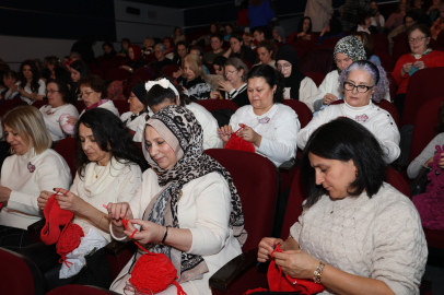 Bursa'da yüzlerce kadın aynı anda iyilik için ilmek attı