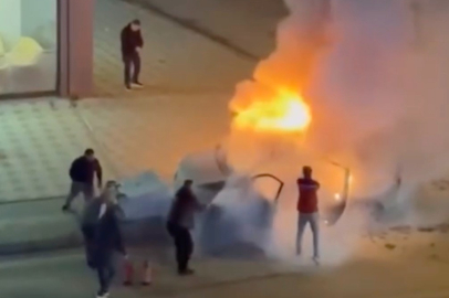 Bursa'da araç alev aldı, esnaf yangın tüpleriyle koştu