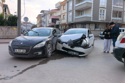 İnegöl'de otomobiller çarpıştı: 3 yaralı