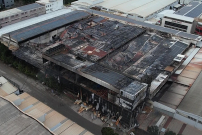 Gece alevler teslim olan  fabrika sabahın ilk ışıklarında havadan görüntülendi