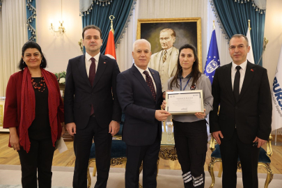 Örnek güvenlik görevlisine Başkan Bozbey'den tebrik