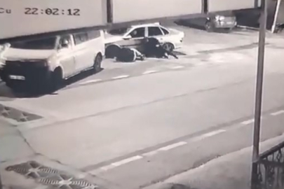 Bursa'da 2 kişinin ağır yaralandığı silahlı saldırı kameraya yansıdı