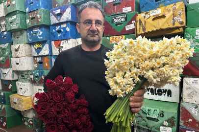 Kırmızı gülü yağış vurdu