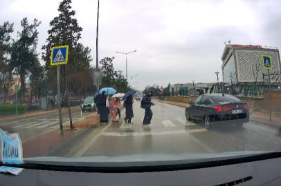 Yayalara yol vermeyen otomobil öğrencileri tehlikeye attı