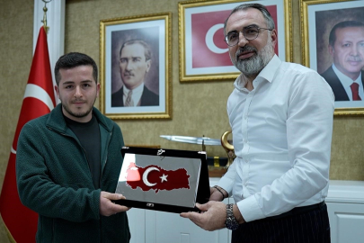 Başkan Erol, Türk Bayrağı'nı yerde bırakmayan kuryeyi ödüllendirdi