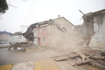 Yenişehir’deki metruk binanın  yıkımı tamamlandı