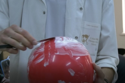 Köpüklü balonu patlatmadan, jiletle tıraş ederek sınavı geçiyorlar