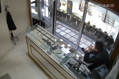 Kuyumcu soygunu güvenlik kamerasında