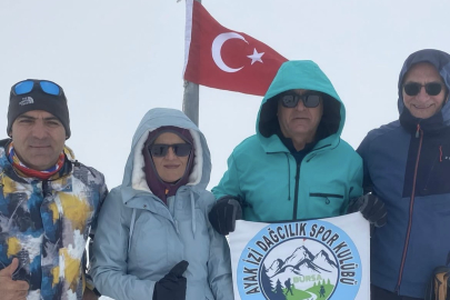 Uludağ’ın zirvesindeki donmuş Türk Bayrağını dağcılar değiştirdi