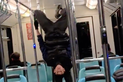 Gençlerin metroda tehlikeli oyunu kameraya yansıdı