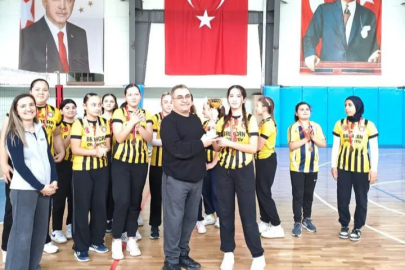 Voleybol müsabakasında şampiyon Koyunhisar Ortaokulu