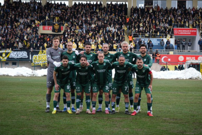 Timsah zirveye demir attı