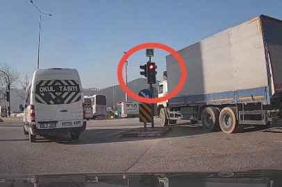 Bursa'da sürücüler kırmızı ışıkta durmadı