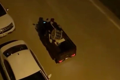 Bursa'da davulcular elektrikli açık kasalı motosikletle sahura kaldırıyor