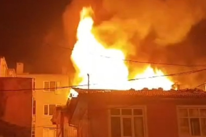 Bursa'da metruk binanın çatı katı alevlere teslim oldu