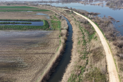 Karacabey çiftçisi yeni sezon ekimleri için suların çekilmesini bekliyor