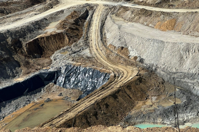 Maden ocağının atıkları suya ve toprağa karışmaya devam ediyor