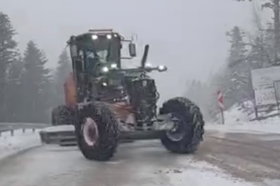 Uludağ’da bayramda kar sürprizi: Yollar beyaza büründü, ekipler seferber oldu
