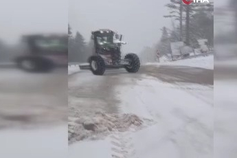 Uludağ’da bayramda kar sürprizi: Yollar beyaza büründü, ekipler seferber oldu
