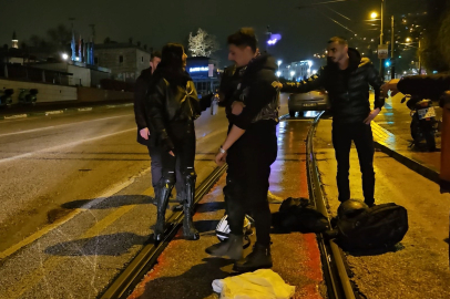 Su birikintisine giren motosikletli yere kapaklandı