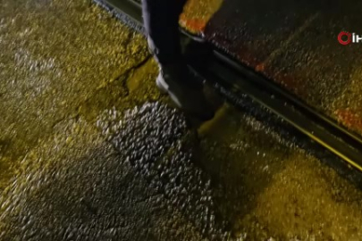 Su birikintisine giren motosikletli yere kapaklandı