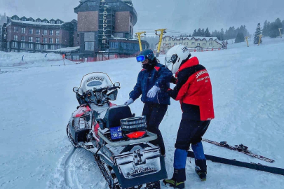 Uludağ'da jandarmadan kayakçılara yardım eli