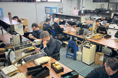 Talebe yetişmek için gece gündüz böyle altın üretiyorlar