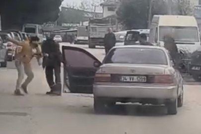 Yol ortasında yumruklu kavga kamerada