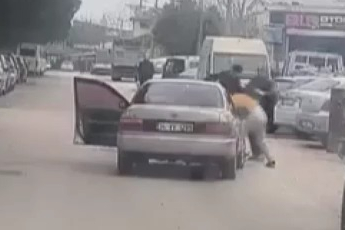 Yol ortasında yumruklu kavga kamerada