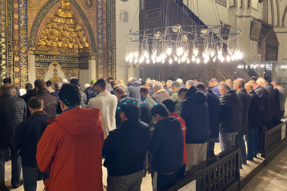 Bursa'da Muhsin Yazıcıoğlu için Ulucami'de mevlid okutuldu, helva ikram edildi