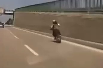 Bursa'da tehlikeli motosiklet şovu kameraya yansıdı