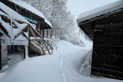 Uludağ'da etkili olan kar yağışıyla günübirlikçiler zirveye akın etti