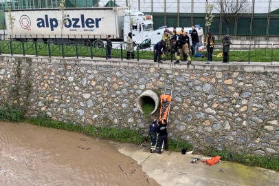 Bursa'da dereye düşen adamı ekipler kurtardı