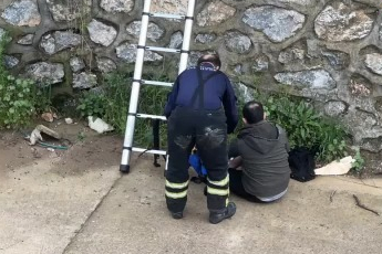 Bursa'da dereye düşen adamı ekipler kurtardı