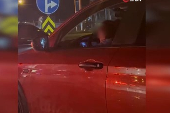 Kucağında çocukla araç kullanan sürücüye tepki yağdı