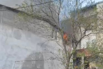 Çatı katında korkutan yangın… Mahalleli sokağa döküldü, çatı küle döndü