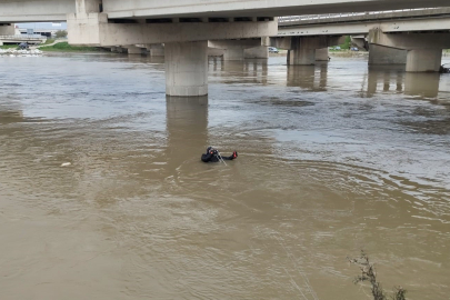 Yağmurdan yükselen dere, aracıyla köprü altından geçmek isteyen yaşlı adamı yuttu